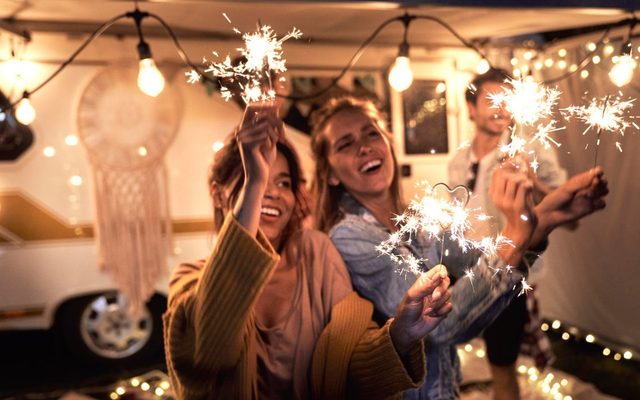 Capodanno in coppia, con gli amici o in famiglia: come scegliere la serata giusta
